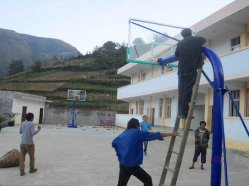 學校安裝箱式圓管籃球架現場