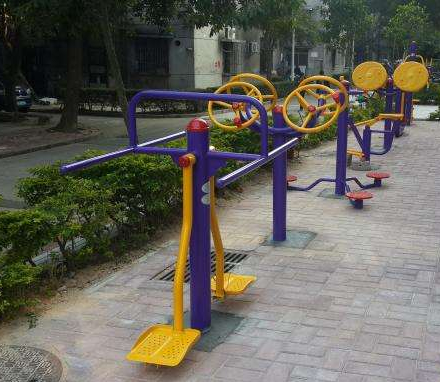 指導(dǎo)安裝小區(qū)的健身器材現(xiàn)場 指導(dǎo)安裝小區(qū)的健身器材現(xiàn)場