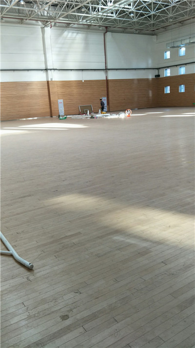 江西南昌第一天安裝懸掛式電動(dòng)籃球架現(xiàn)場 江西南昌第一天安裝懸掛式電動(dòng)籃球架現(xiàn)場