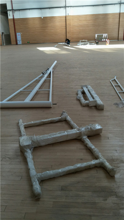 江西南昌第一天安裝懸掛式電動(dòng)籃球架現(xiàn)場 江西南昌第一天安裝懸掛式電動(dòng)籃球架現(xiàn)場