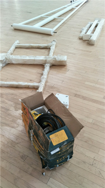 江西南昌第一天安裝懸掛式電動(dòng)籃球架現(xiàn)場 江西南昌第一天安裝懸掛式電動(dòng)籃球架現(xiàn)場