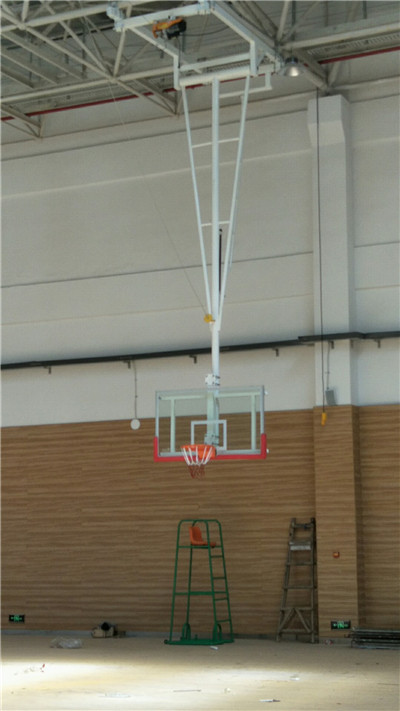 江西南昌某中學(xué)室內(nèi)場(chǎng)館懸掛式電動(dòng)籃球架安裝現(xiàn)場(chǎng)