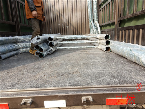 精致的戶外健身路徑器材發(fā)貨裝車 精致的戶外健身路徑器材發(fā)貨裝車