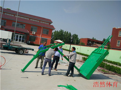 安裝山西學校操場平箱移動式籃球架施工中 安裝山西學校操場平箱移動式籃球架施工中
