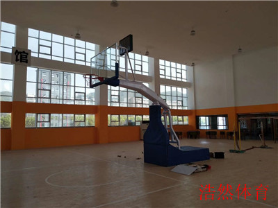 新疆安裝室內(nèi)電動(dòng)液壓籃球架效果展示 新疆安裝室內(nèi)電動(dòng)液壓籃球架效果展示