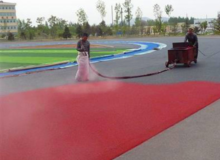 山東青島某中學塑膠跑道施工中 山東青島某中學塑膠跑道施工中